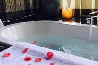 广州海珠区水疗池中的失重冥想:当身体学会漂浮